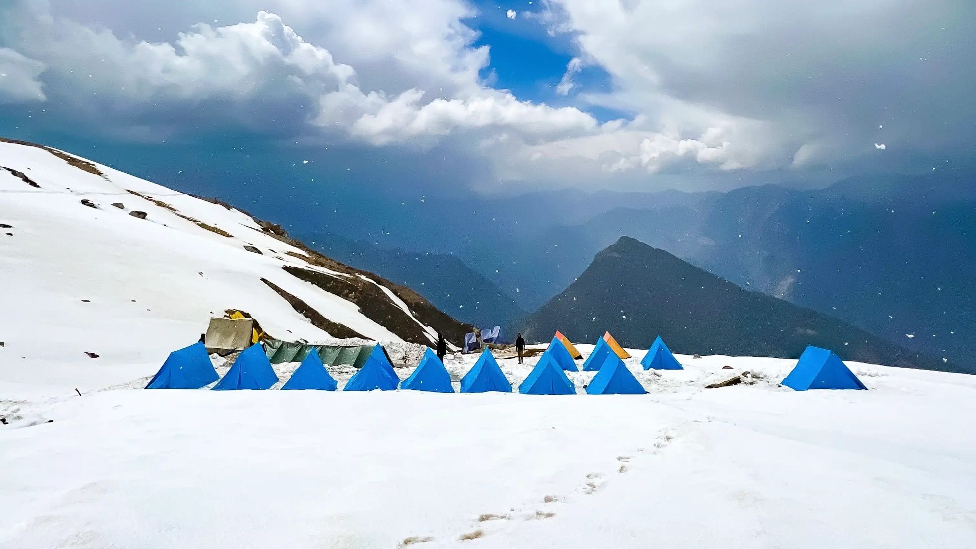 Snow Camping Near Manali: What Winter Camps Actually Involve